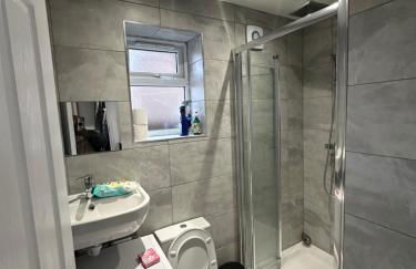 1st Studio Flat With full Private Toilet And Shower With its Own Kitchenette in Keedonwood Road Bromley A Fully Equipped Independent Studio Flat - Photo 52