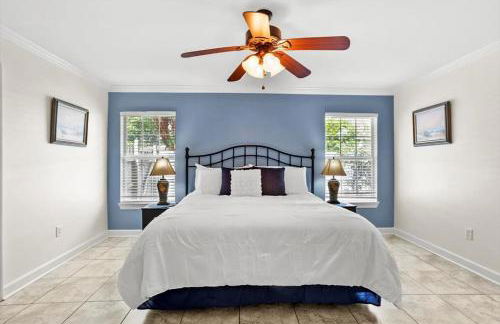 Endless Summer Retreat with Private Pool near Beach - Foto 20