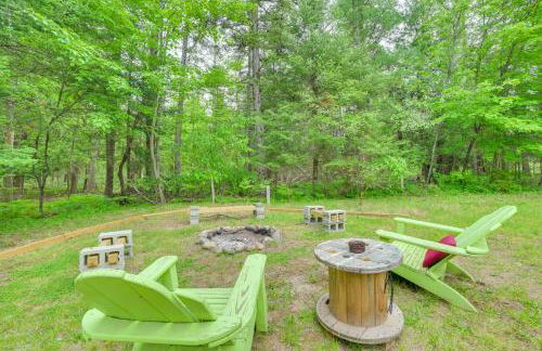 Updated Cabin with 2 Suites, Fire Pit and Forest Views - Foto 30