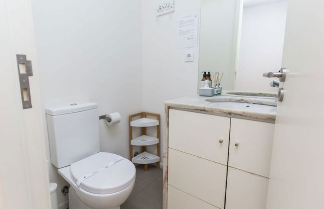 Bright 3BR Flat w/ AC in City Center by LovelyStay - Photo 77