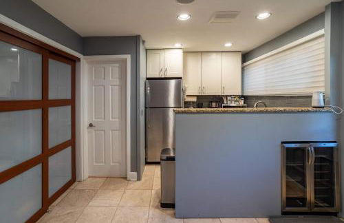 3-Story Townhome Free Parking Private Patio Washer-Dryer - Foto 28