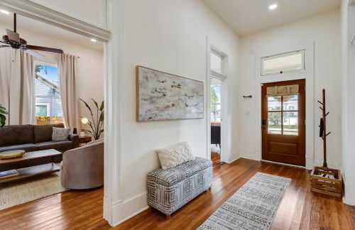 Downtown home with enclosed backyard, deck, streaming, washer/dryer, central AC - Foto 10