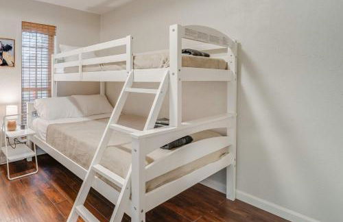 Central Plano 4-BD 2-BA Pool Retreat, Sleeps 10 - Foto 24