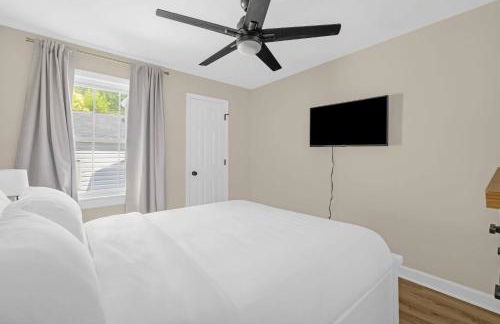 3BR Elam Retreat • Work & Rest - Photo 9