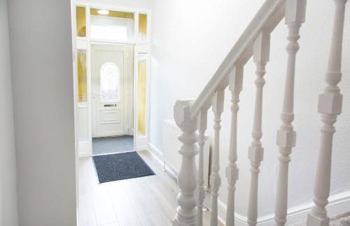 4 Bedrooms Spacious House With 2 Bathrooms Free Parking - sleeps up to 10 guests - Foto 10