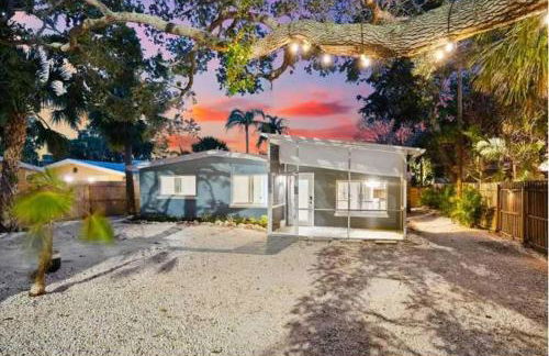 Blue Lagoon Hideaway 3BR Coastal Chic Retreat - Photo 50