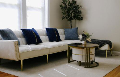 Huge Projector and Designated Workspace, Near Wrigley - Photo 1