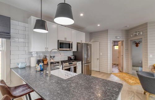 3 Bedroom Greek Revival Cottage Walk to Big House - Foto 16