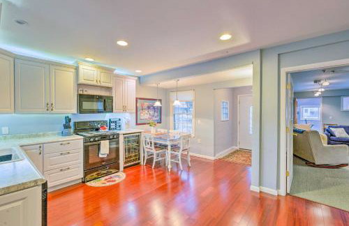 Elegant Stone Cottage Steps to Crystal Lake Beach - Foto 8