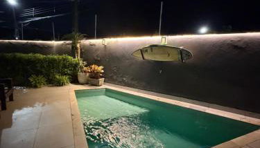 Casa agradável com piscina há 1 quadra da praia. - Foto 2