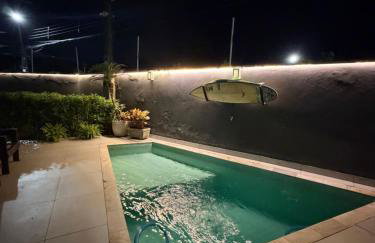 Casa agradável com piscina há 1 quadra da praia. - Foto 2