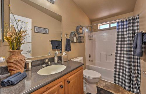 Near Hiking Munds Park Cabin with Deck and Yard - Foto 19