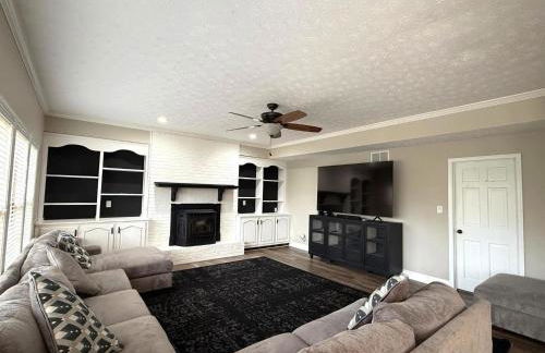 Spacious 6Bed Woodland Retreat with Movie Room & Deck - Foto 18