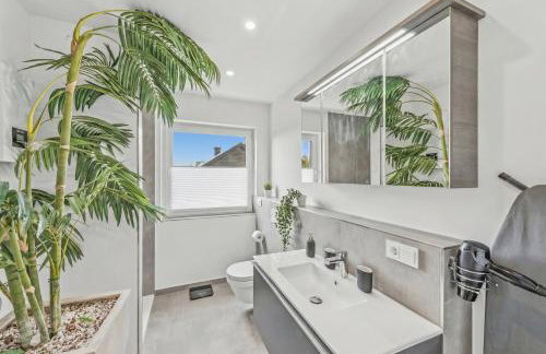 BAT Home Solutions Trierweiler - alles was ein Hotel nicht bietet - 5 Apartments 40 bis 120 qm für bis zu 29 Personen - 5-Raum-Apartment barrierefrei - 60 qm Balkon mit Blick bis Luxemburg - einzeln bis komplett buchbar - 3 Min zur A64 - Foto 38