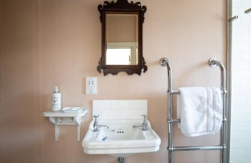 Gleneda Cottage - a renovated, traditional Cotswold cottage full of charm with fireplace and garden - Photo 38