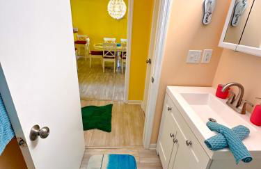 Stylish 2BR Condo Near Beach, Large Pool & Patio, Pet Friendly - Foto 43