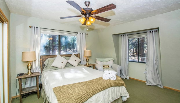 88 Acres Cottage in Big Bear w HotTub & Fireplace - Foto 4, Habitación