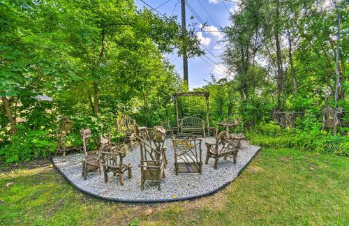 Sunny Clawson Home with Yard - Walk to Main St! - Foto 6