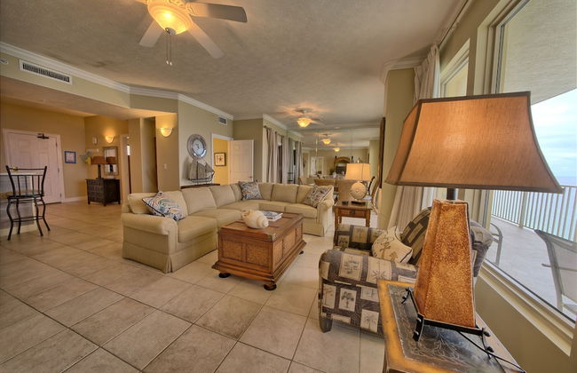 Luxurious High-Rise Condo with Direct Beach Access & Beachside Pool - Unit 2105 by RedAwning - Foto 16