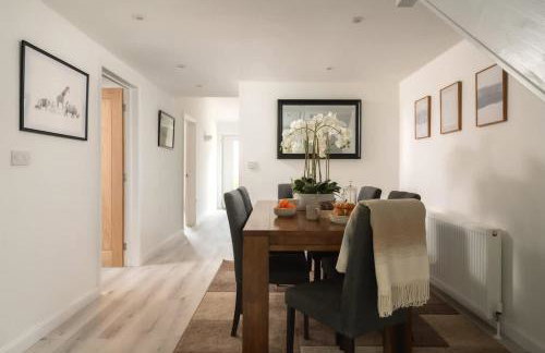 Goodwood - Modern Stay in Cotswolds with Hot Tub - Foto 26