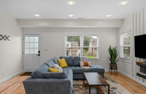 Stylish 4BR Haven: Serene Backyard and Fire Pit - Foto 8