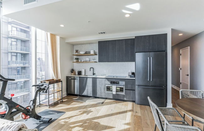 High Rise Luxury Condo With Lake & City Views - Foto 8