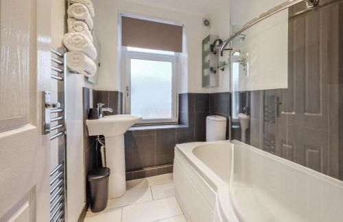 Sleek 2B/1B Retreat in Lindley, Huddersfield - Foto 12