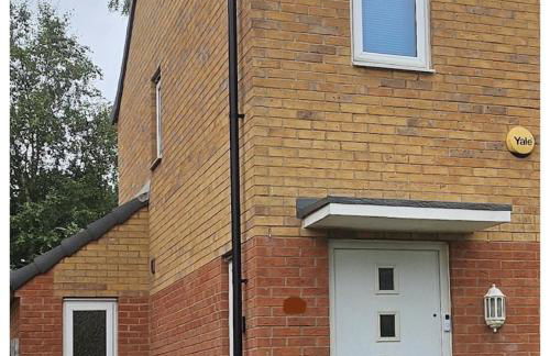 Superb Two Bedroom House Near Etihad & Coop Live - Free Parking - Foto 33