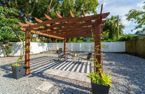 Cozy bungalow with Luxe Yard, Firepit, Pergola Area - Foto 1