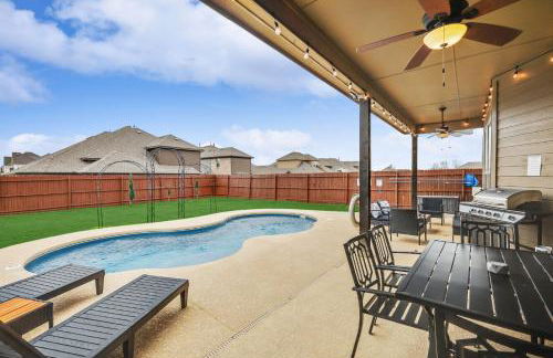 5-Bed 2-Bath with Pool & Backyard Retreat - Foto 5