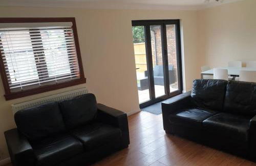 London Luxury 6 Bedroom Family House Sleeps 12 people Parking for 4 Cars Close to tube. - Foto 23