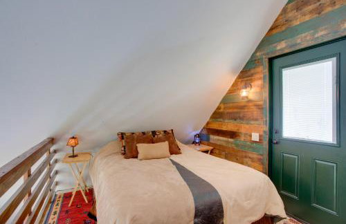 Colorful Cabin w/ Teepee, Fire Pits & Mtn Views! - Foto 16