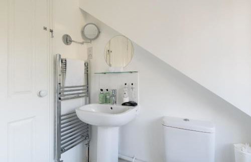 Beautiful cottage style 3-bed By Valore Property Services - Foto 26