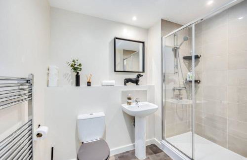 Beautiful Canal Side Apartment - City Centre - Balcony, Secure Parking, Self Check-In, Fast WiFi and Smart TV with Sky TV and Netflix by Yoko Property - Foto 13