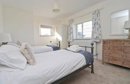 WALK TO THE BEACH, spacious cottage with sea views - Foto 4