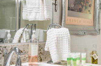 Glamorous Regal Design Home with Private Patio and Garage - Foto 30