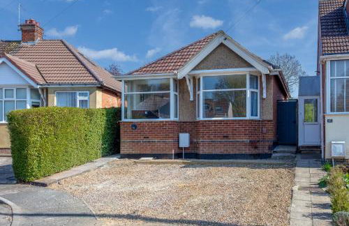 Charming Detached Bungalow - Close to Town Centre - Driveway Parking, Self-Check-In, Fast WiFi and Garden by Yoko Property - Photo 22