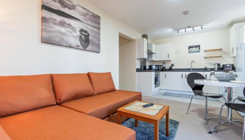 Balmoral Court -Sleeps 6 - Free Parking with Workspace - Balcony & High-Speed WiFi - Foto 2