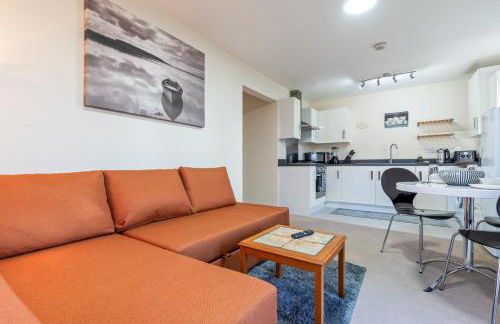 Balmoral Court -Sleeps 6 - Free Parking with Workspace - Balcony & High-Speed WiFi - Foto 2
