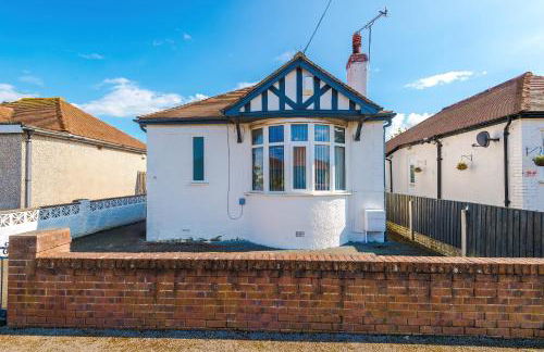 "Eastville Court Rhyl" by Greenstay Serviced Accommodation - A Cosy 2 Bedroom Bungalow with Parking, Dog Friendly, Close To Beaches, Shops & Restaurants - Ideal for Families, Friends, Couples & Business Travellers - Photo 7