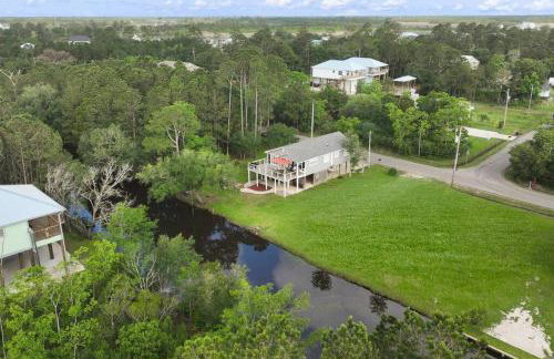 Waterfront Home Game Room Ping Pong Outdoor Bar Area - Foto 21