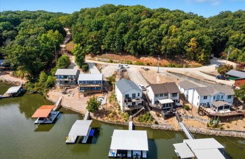 Expansive Deck, Private Dock, Boat Slip and Stunning Views - Foto 46