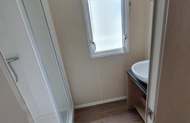 Cozy 3 bedroom Caravan, Sleeps 8, at Parkdean Newquay Holiday Park - Foto 46