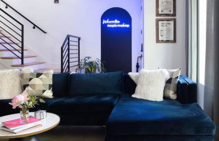 6 Bed with En Suite Baths, Host Up to 20, Rooftops, Parking, Gourmet Kitchens, Cozy Living Spaces, Skyline Views & Fire Table, Near Downtown, Distilleries & Marathon Village, High-Speed Wi-Fi, 24hr Hospitality - Foto 12