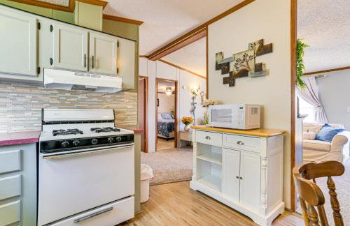 Walk to Houghton Lake! Family Retreat with Patio - Foto 10