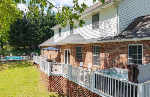 15 Minutes to Asheville! Spacious 7BR Luxury Home | Pool | Hot Tub | Game Room - Foto 4