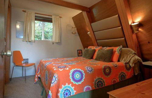 Charming A Frame Nestled Amidst Trees in Otter Rock, Oregon - Foto 6