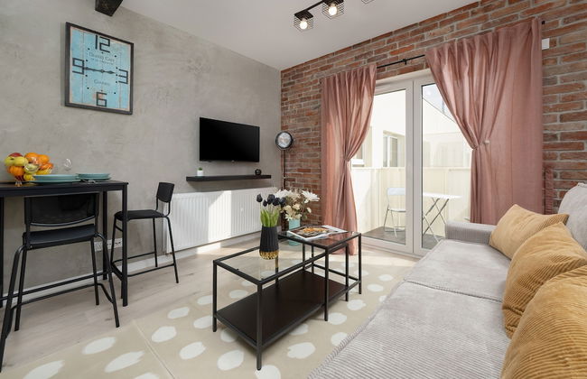 Modern Studio With Balcony by Renters - Photo 2