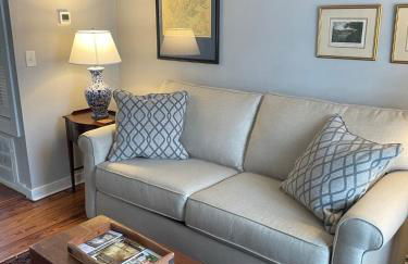 HISTORIC DOWNTOWN KING BED COTTAGE- PARKING and PATIO - Foto 17