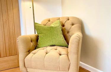 Private, Couples Forest Escape - Free Parking - Stunning & Stylish 1 Bedroom Coach house! - 5 Minute Walk to a great bistro pub! - Great Location - Fast WiFi - Smart TV - Newly Refurbished! Direct New Forest access Close to Burley - Photo 20